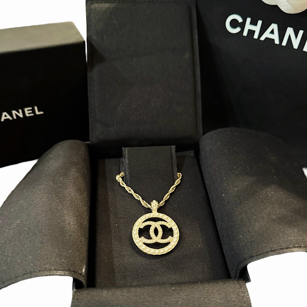 Chanel Pearl CC Medallion Necklace with a Adjustable Chain. 2023 NWT SOLD OUT